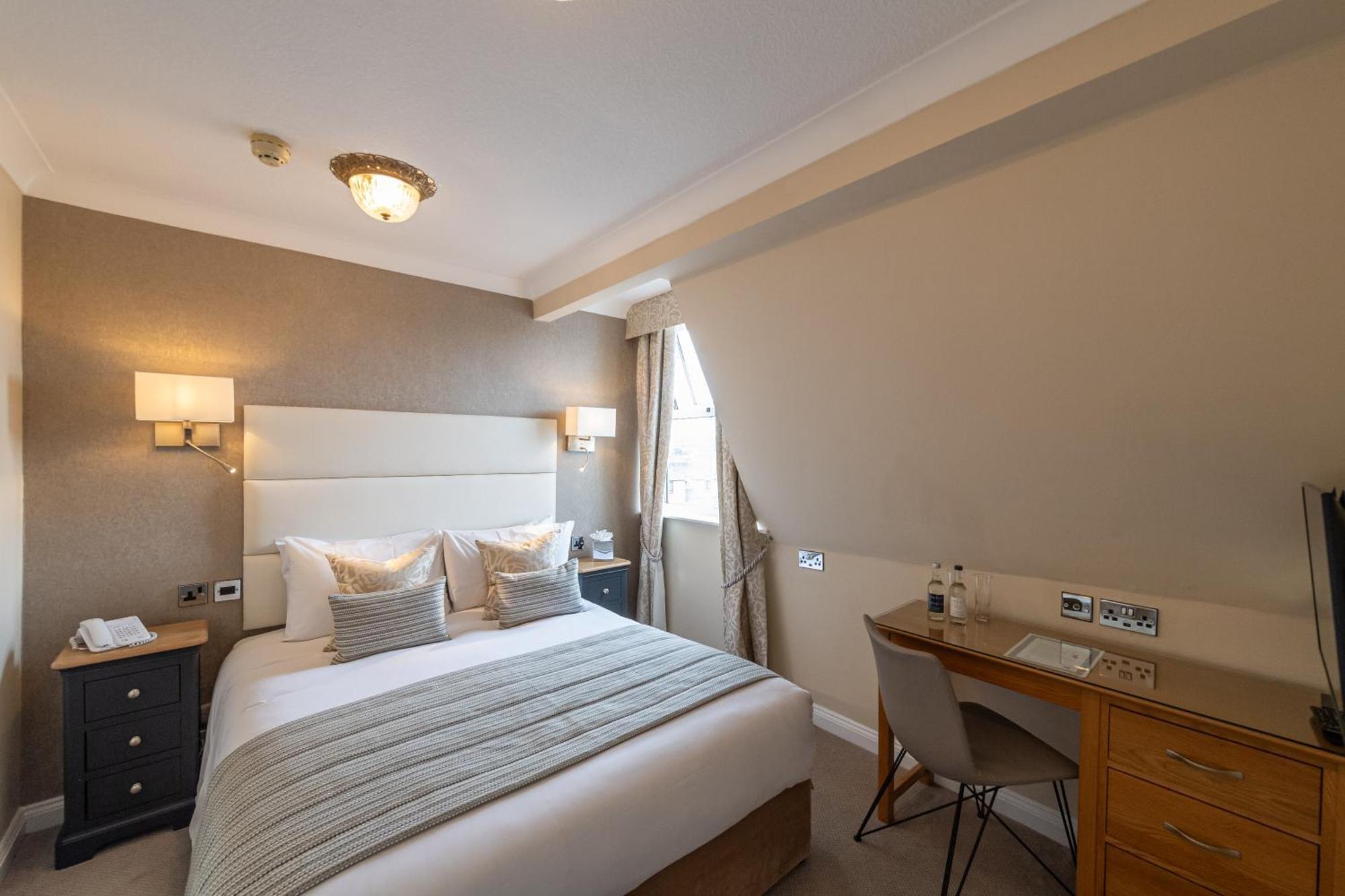 เดอะ รอยัล แอนด์ ฟอร์เทสคิว โฮเต็ล Hotel บาร์นสเตเปิล ภายนอก รูปภาพ